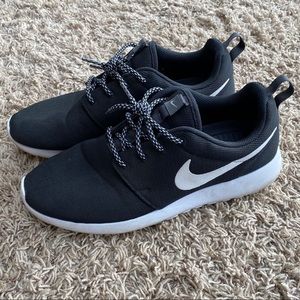 Nike Women’s Roshe Tennis Shoes
